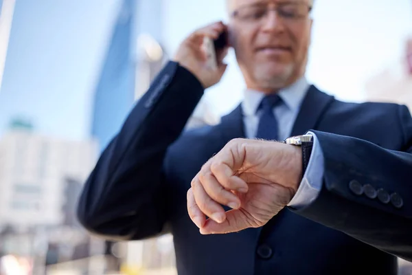 Senior businessman volá na smartphone ve městě — Stock fotografie