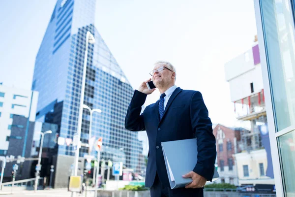 Uomo d'affari anziano che chiama su smartphone in città — Foto Stock
