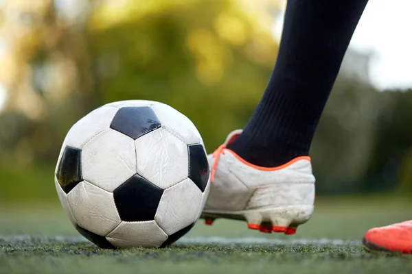 Jugador de fútbol jugando con pelota en el campo de fútbol —  Fotos de Stock