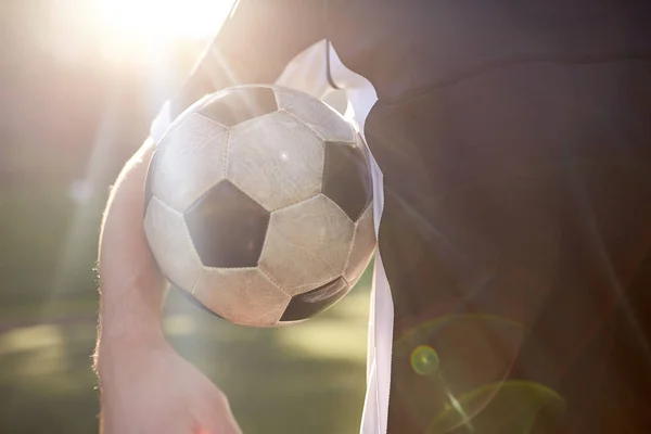 Primer plano del jugador de fútbol con pelota en el campo —  Fotos de Stock