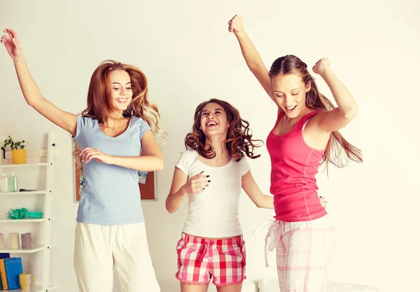 Ευτυχής φίλους ή έφηβος κορίτσια τη διασκέδαση στο σπίτι — Φωτογραφία Αρχείου