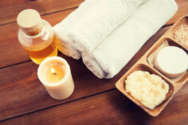 Close up of natural cosmetics and bath towels — Stock Photo, Image