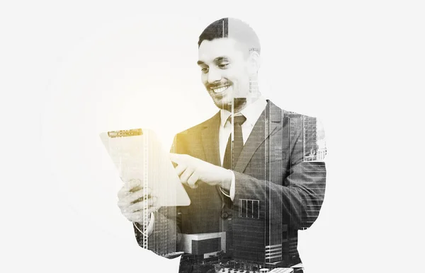 Hombre de negocios en traje de trabajo con la tableta de PC — Foto de Stock