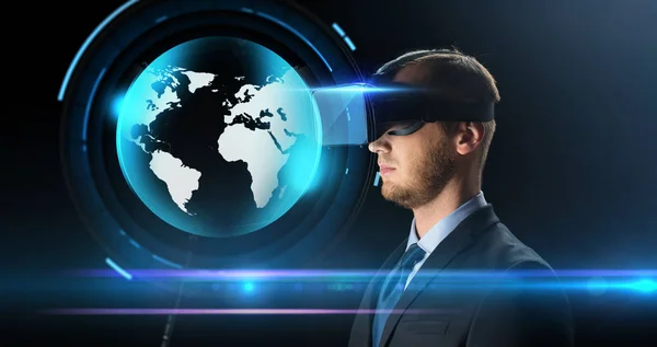 Podnikatel v virtuální realita brýle nebo sluchátka s mikrofonem — Stock fotografie