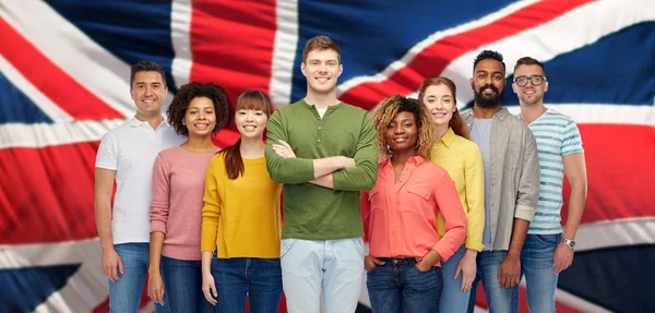 Группа международных людей над английским флагом — стоковое фото