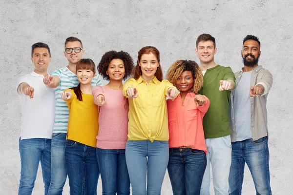 Gruppo internazionale di persone che ti indicano — Foto Stock