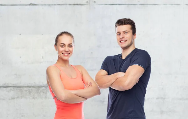 Homem esportivo feliz e mulher — Fotografia de Stock