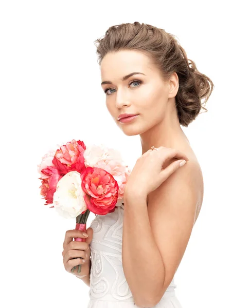 Vrouw met boeket bloemen — Stockfoto