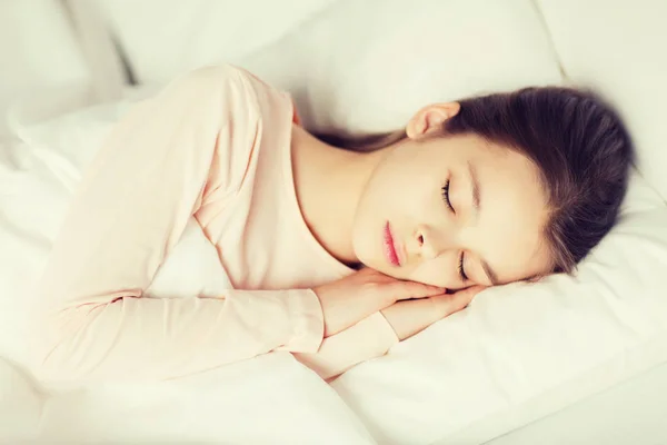 Chica durmiendo en la cama en casa — Foto de Stock