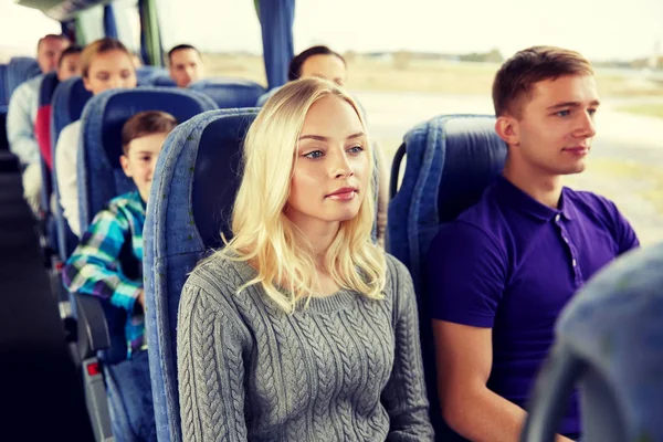행복 한 커플 또는 여행 버스에 승객 — 스톡 사진