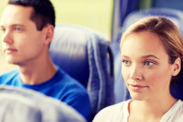 Feliz joven sentada en autobús de viaje o tren — Foto de Stock