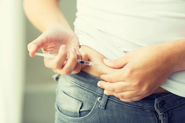 Mujer con jeringa que produce insulina inyectable — Foto de Stock