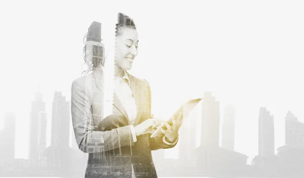 Smiling businesswoman with tablet pc computer — Stock fotografie