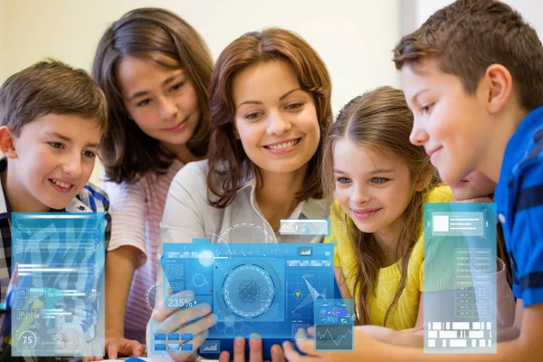 Skupina dětí s učiteli a tablet pc ve škole — Stock fotografie