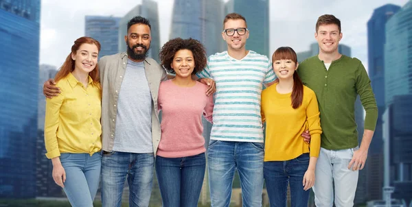 Gruppo internazionale di persone sorridenti felici — Foto Stock