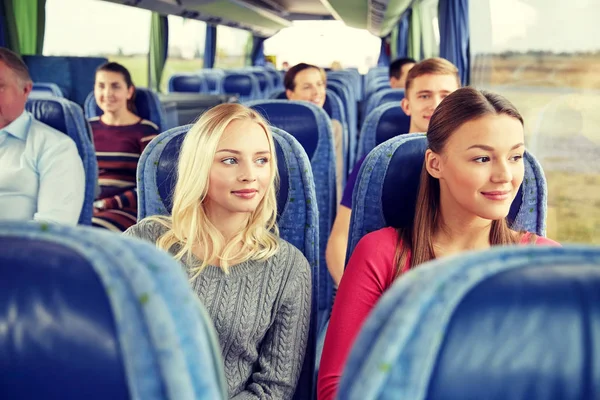 Mujeres jóvenes felices montando en autobús de viaje — Foto de Stock