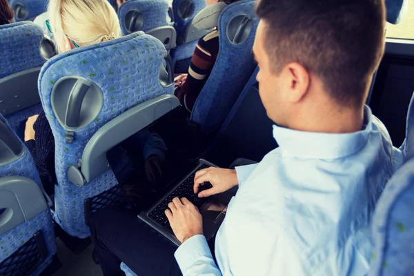 스마트폰 및 노트북 여행 버스에서 남자 — 스톡 사진