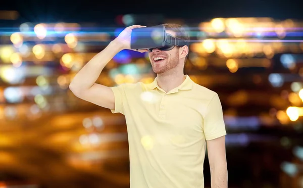 Hombre feliz en auriculares de realidad virtual o gafas 3d —  Fotos de Stock