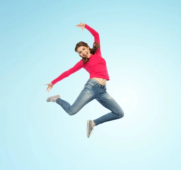 Szczęśliwa młoda kobieta skacze w powietrzu lub taniec — Zdjęcie stockowe
