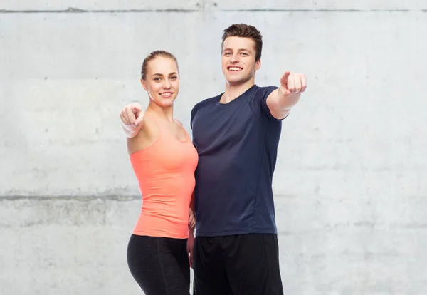 Felice sport uomo e donna puntando il dito — Foto Stock