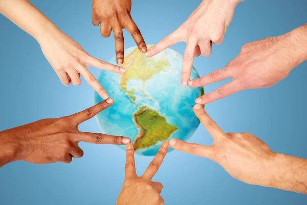 Group of international people showing peace sign — Stock Photo, Image