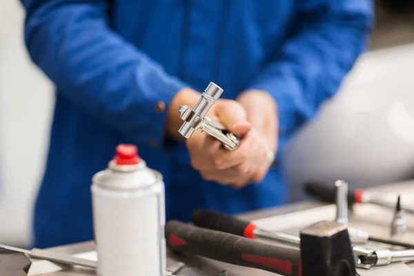 Mechaniker mit Schraubenschlüssel repariert Auto in Werkstatt — Stockfoto