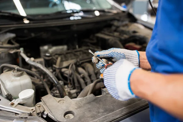 Mechaniker mit Schraubenschlüssel repariert Auto in Werkstatt — Stockfoto