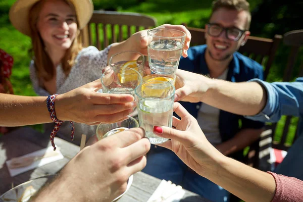 Boldog meg egy ital társaságában a nyári kerti party — Stock Fotó