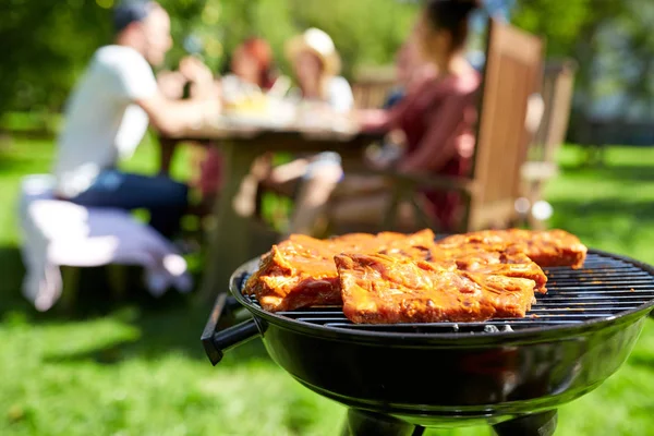 Kött matlagning på grillen på sommarfest — Stockfoto