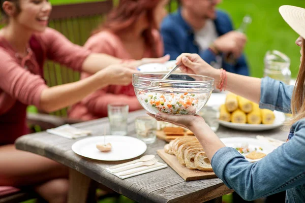 Glückliche Freunde beim Abendessen bei sommerlicher Gartenparty — Stockfoto