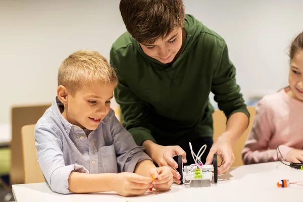 Boldog gyerekek robotokat építenek a robotika iskolában — Stock Fotó