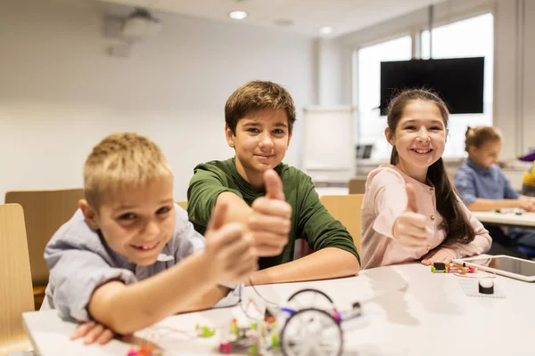 Gelukkige kinderen bouwen robots op robotica school — Stockfoto