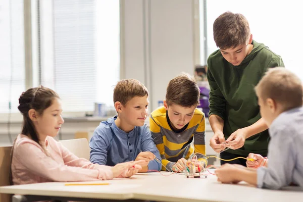 Niños felices construyendo robots en la escuela de robótica — Foto de Stock