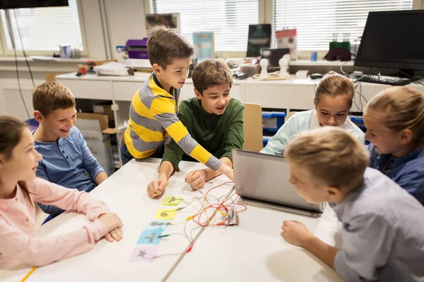 Crianças, laptop e kit de invenção na escola de robótica — Fotografia de Stock