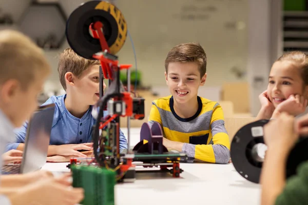 ロボット学校の3Dプリンタを持つ幸せな子供たちは — ストック写真