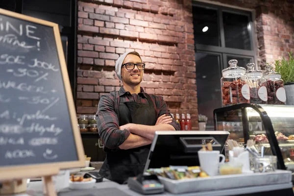 Vendeur heureux homme ou barman au comptoir de café — Photo