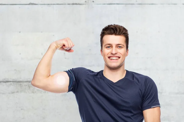 Sportive man showing bicep power — Stock Photo, Image