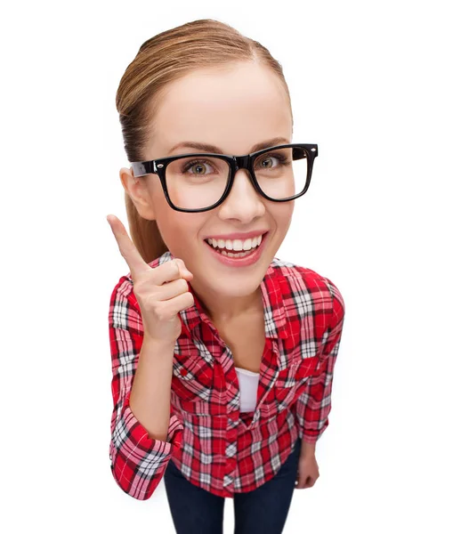 Adolescent souriant dans les lunettes avec doigt vers le haut — Photo