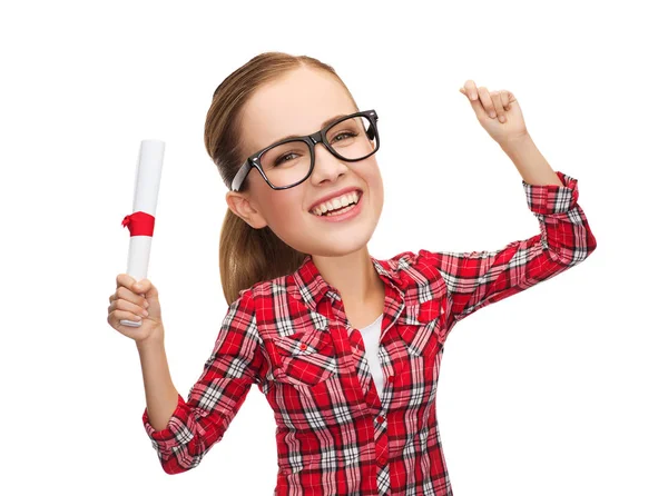 Lachende vrouw in bril met diploma — Stockfoto