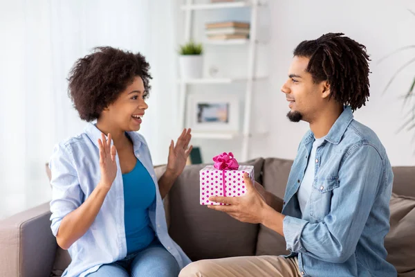 Happy couple with gift box at home — Stock Photo, Image