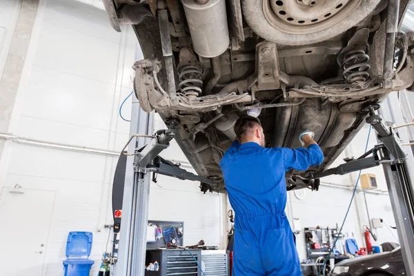 Meccanico uomo o fabbro riparazione auto in officina — Foto Stock