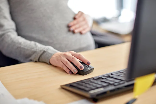 计算机在办公室的怀孕的女商人 — 图库照片