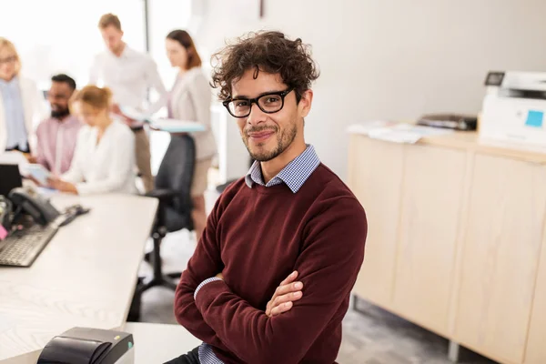 Feliz joven sobre el equipo creativo en la oficina — Foto de Stock