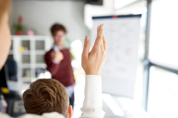 Mujer levantando la mano en la presentación en la oficina —  Fotos de Stock