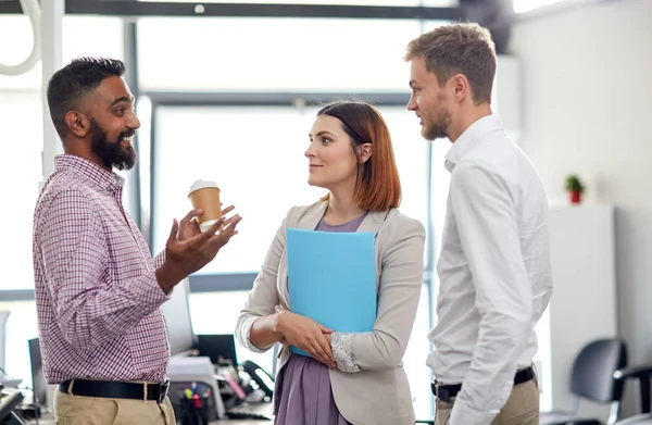 Feliz equipo de negocios bebiendo café en la oficina —  Fotos de Stock