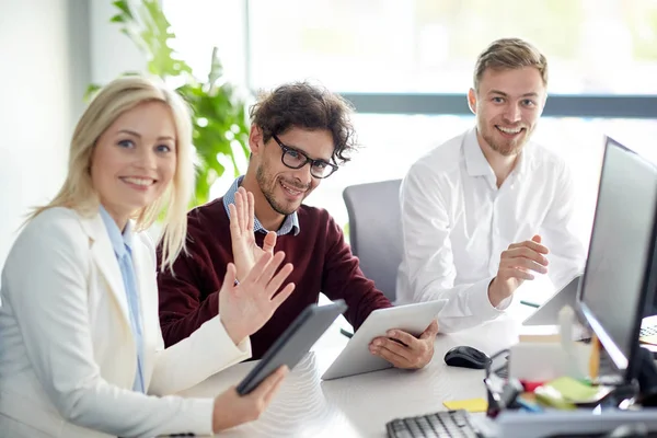 Happy business-team med TabletPC på kontoret — Stockfoto