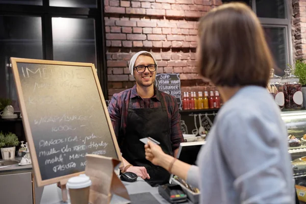 Barmen ve kafede kredi kartıyla ödeme kadın — Stok fotoğraf