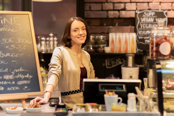 Mujer feliz o camarera en el mostrador de café — Foto de Stock