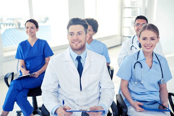 Grupo de médicos felices en el seminario en el hospital — Foto de Stock