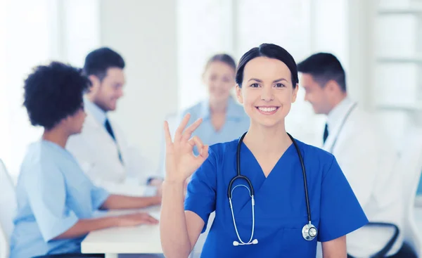 Šťastný doktor nad skupinou lékařů v nemocnici — Stock fotografie